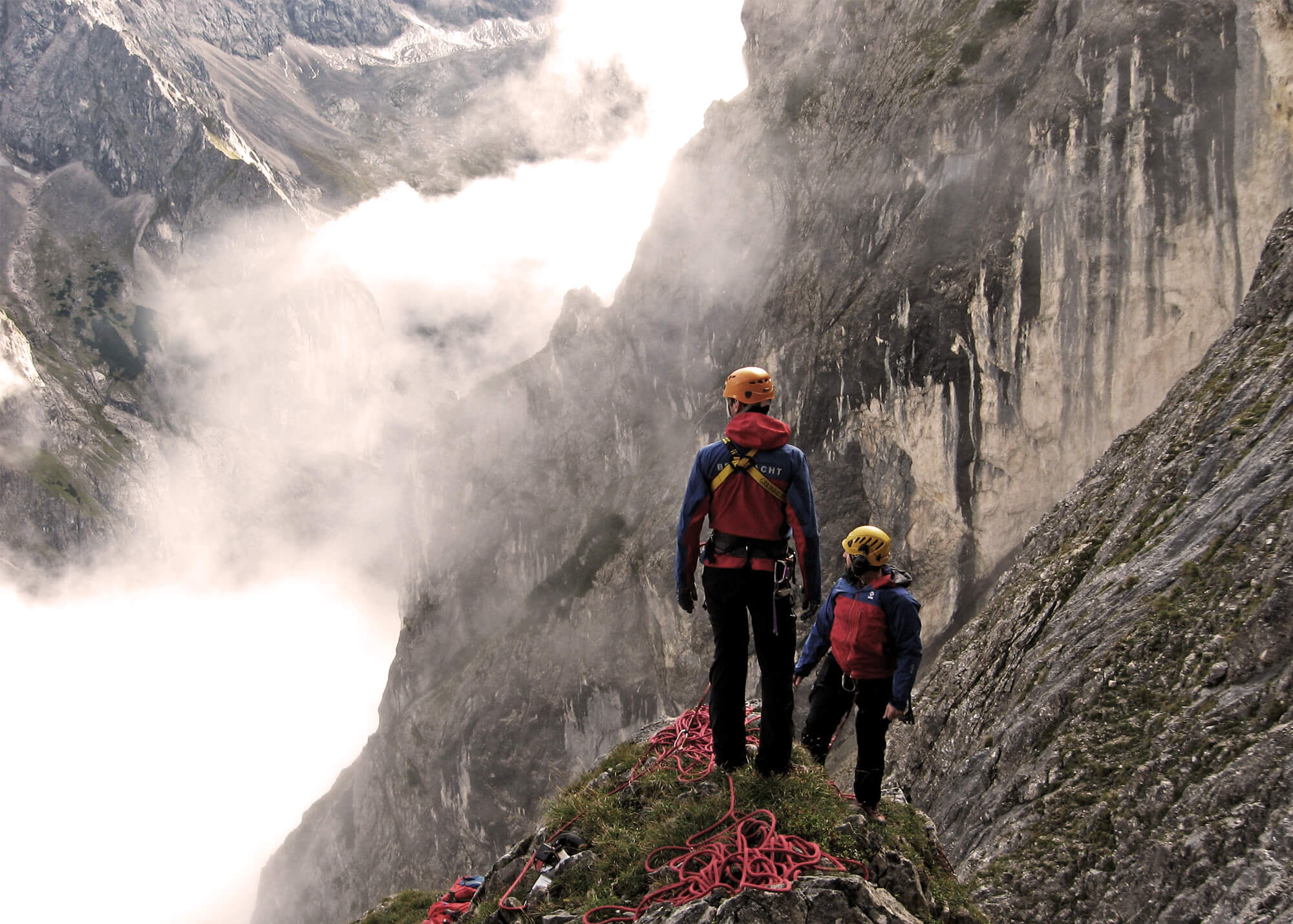 Zwei Menschen der Bergwacht auf einer Bergspitze